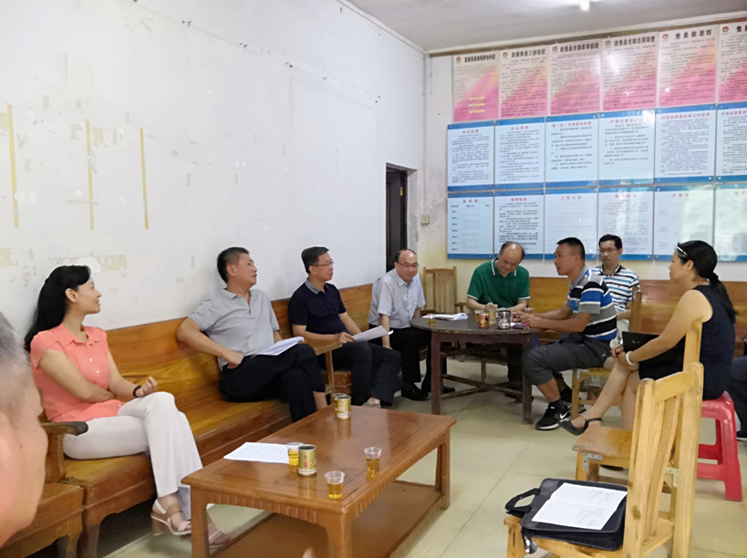 梁志强在坑尾村召开精准扶贫调研座谈会