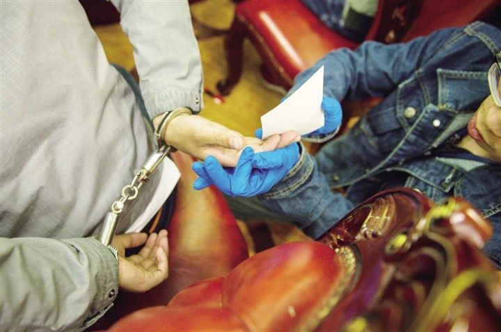 4月10日,专案组工作人员对涉案人员进行指纹留底。