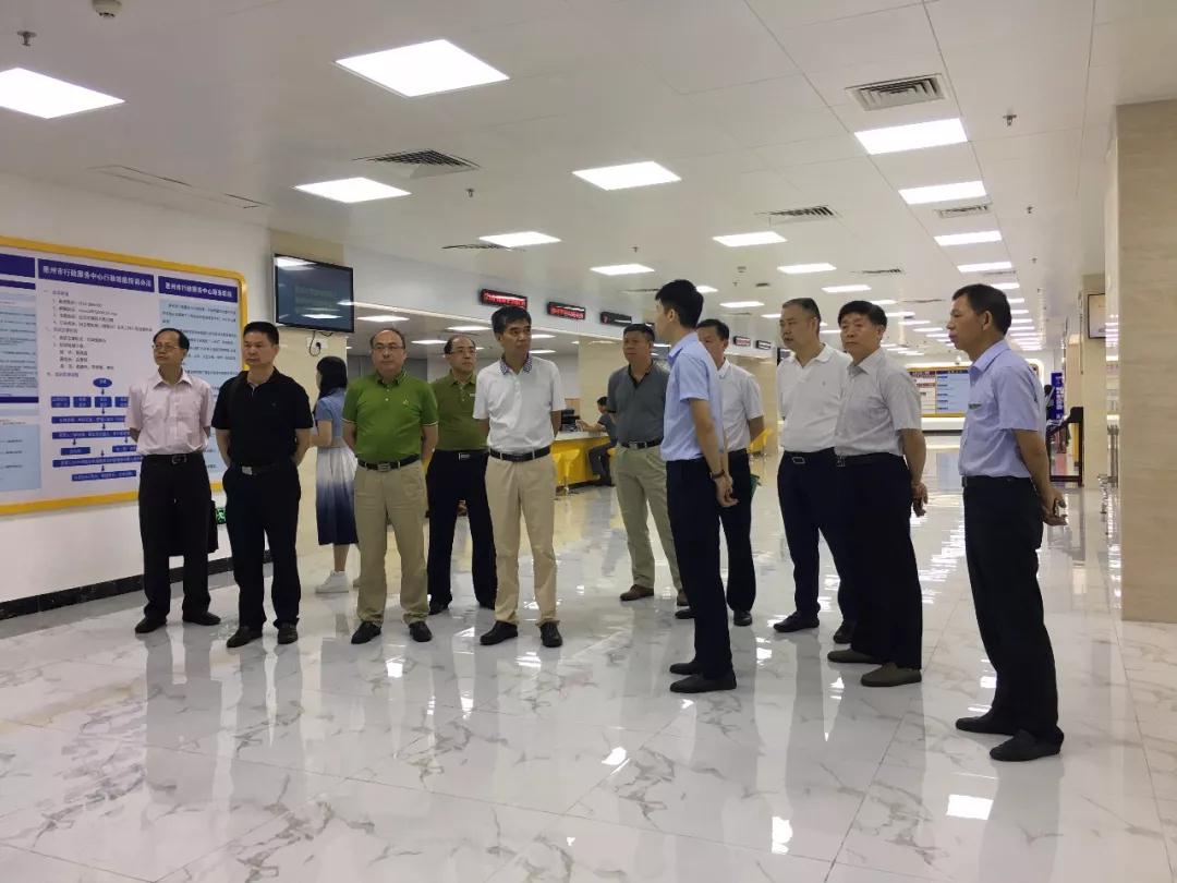 考察组在惠州市行政服务中心