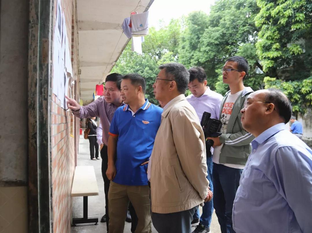 10月11日，市政协副主席钟鸿辉带队开展重点提案督办协商活动，到清新区星光老年公寓、禾云镇敬老院调研，并召开提案办理督办协商座谈会(2)
