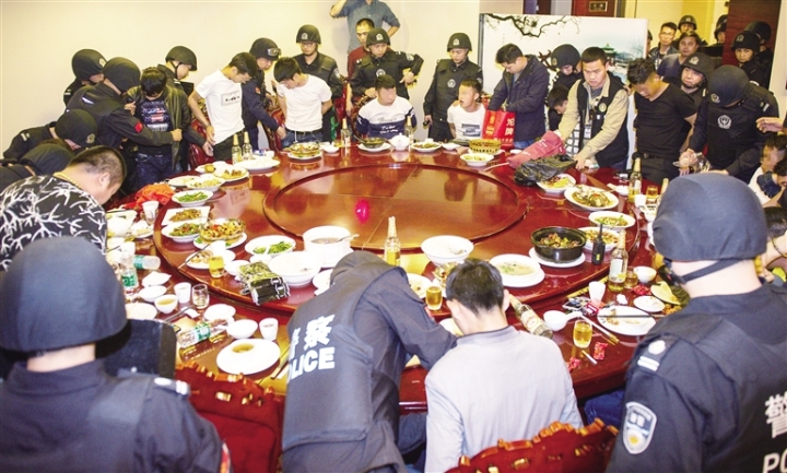 4月10日,专案组在英德某酒店将15名正在聚餐的犯罪团伙骨干一网打尽。