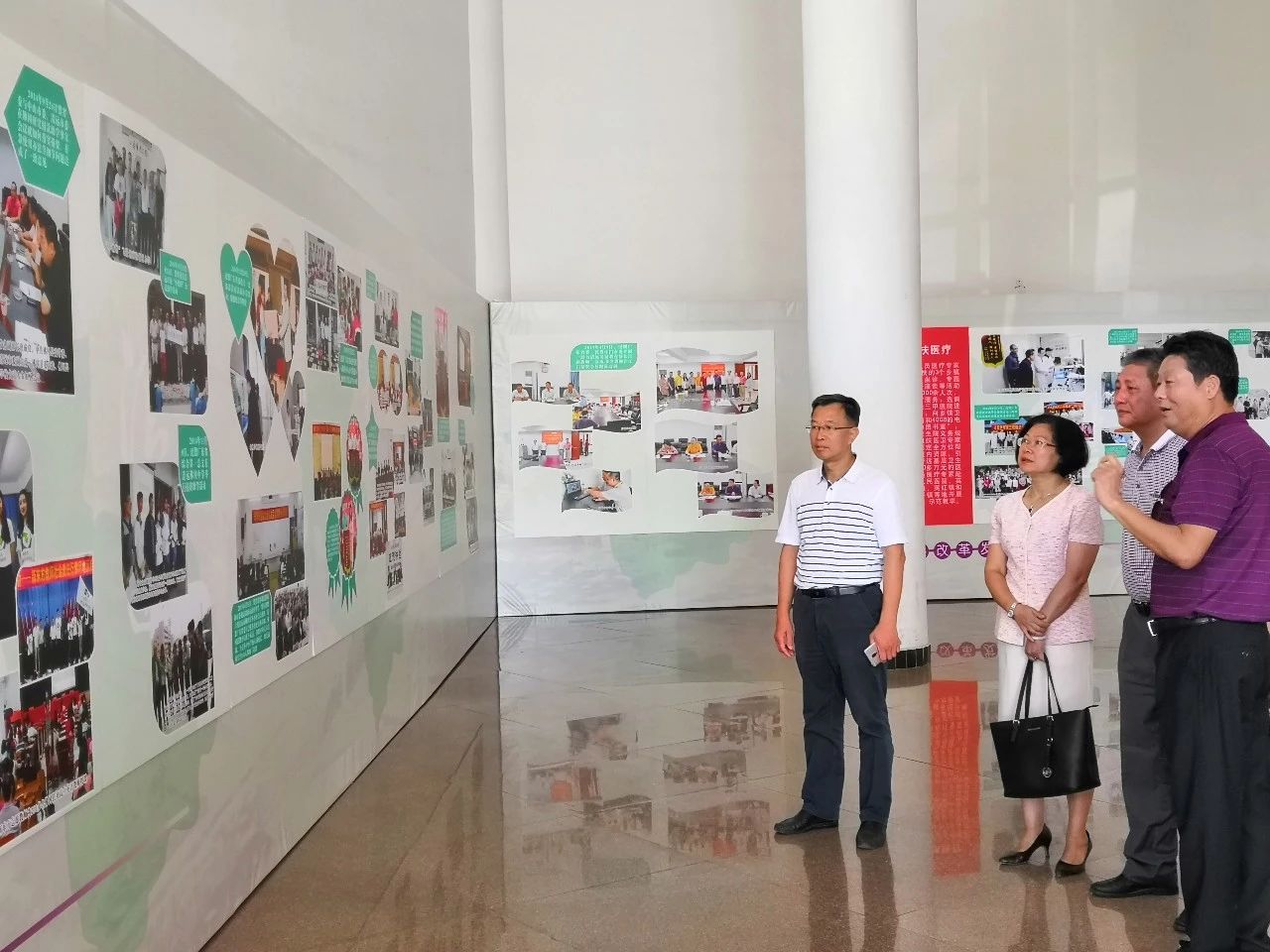 市政协主席梁志强参观民盟广东省委助力清远改革发展成果图片展 (1)