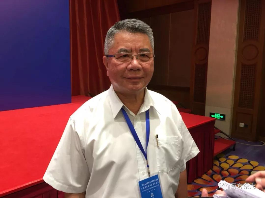 东莞台商子弟学校董事长叶宏灯接受记者采访。摄影：杨洋