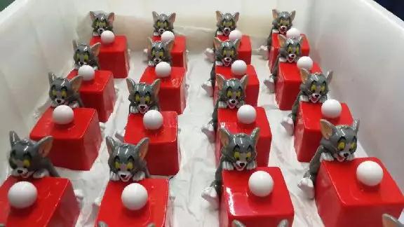 △ 女工加工的玩具。（央视记者钟锐拍摄）