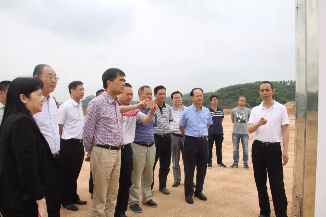 ▲市政协副主席黄裕团视察广清产业园佛冈汤塘片区建设情况。