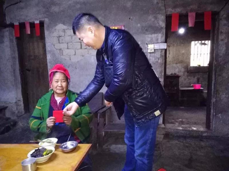 ▲春节期间，连南县政协委员企业家慰问困难群众。