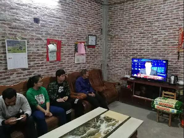 △  陆伟霞家里的客厅。（央视记者杨立峰拍摄）