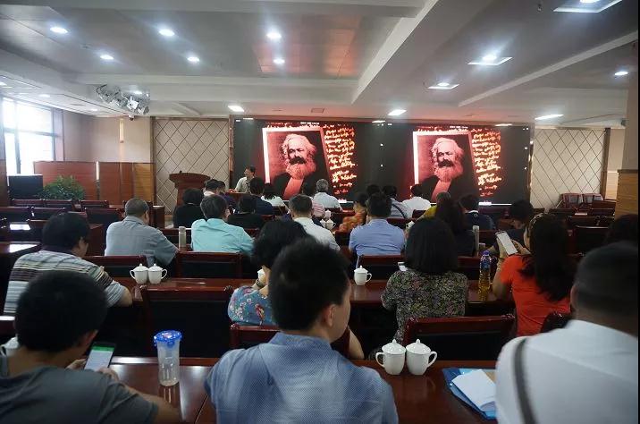 ▲考察组听取延安市委讲师团团长安振华教授讲授“延安时期统一战线发展”