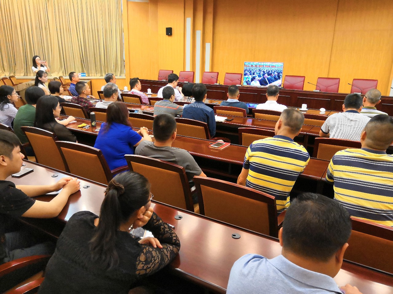 2018-5-4  市政协机关组织收看收听马克思诞辰200周年纪念大会