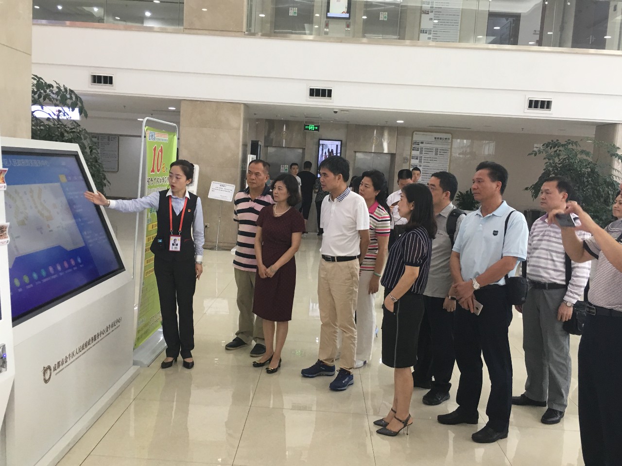 考察组在金牛区市民服务中心调研
