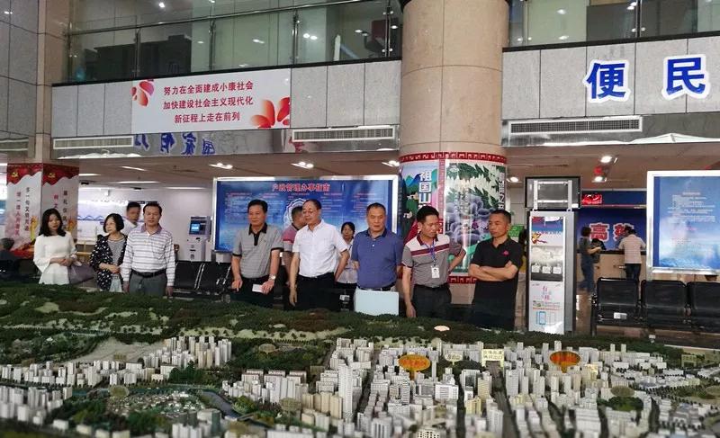 ▲省、市政协调研组到佛冈县视察规划建设情况。