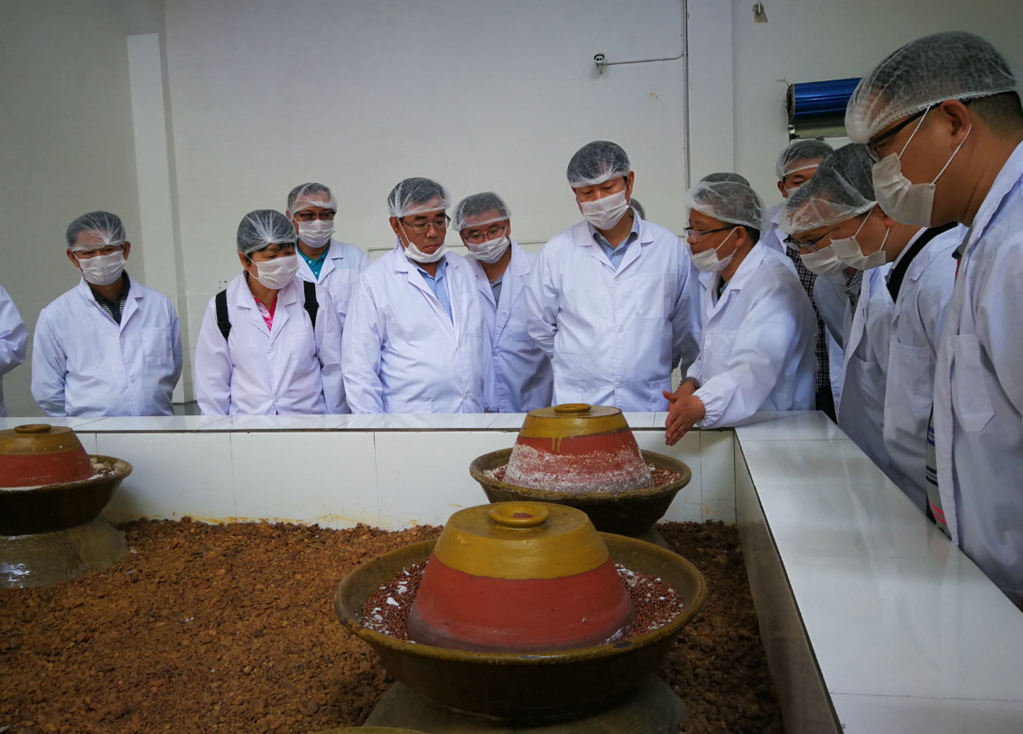 调研组一行参观万源市八台镇花萼食品公司