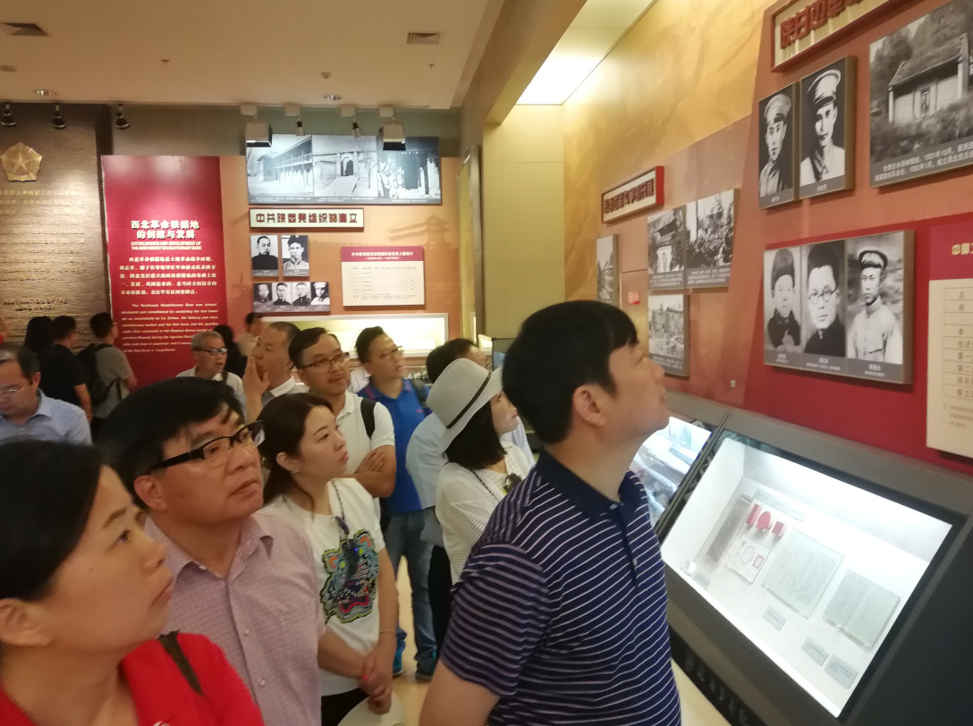 考察团一行参观延安革命纪念馆。
