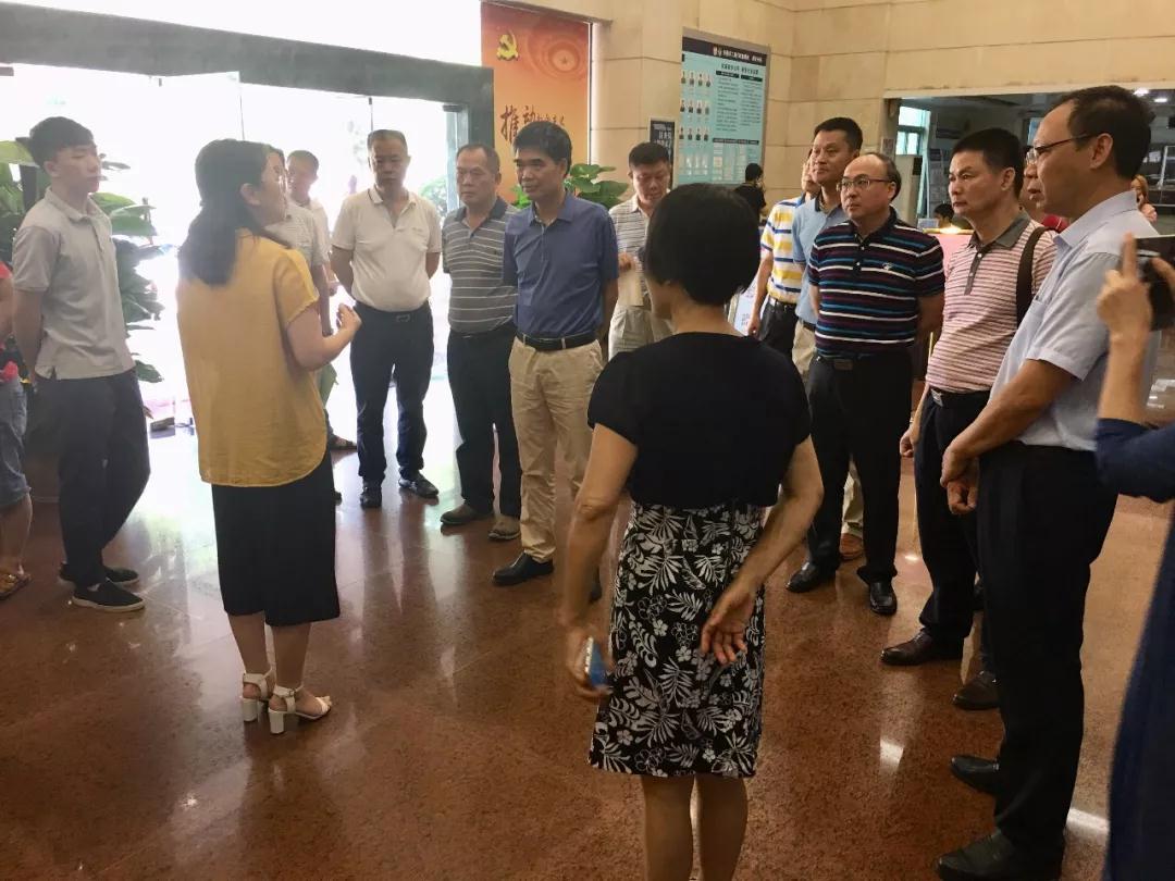 考察组在东莞商事登记大厅