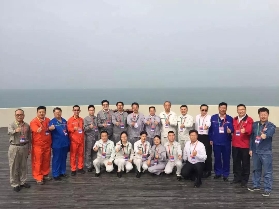 △ 参与会见的大桥管理和施工等方面代表合影，右三为谭国顺。（央视记者段德文拍摄）