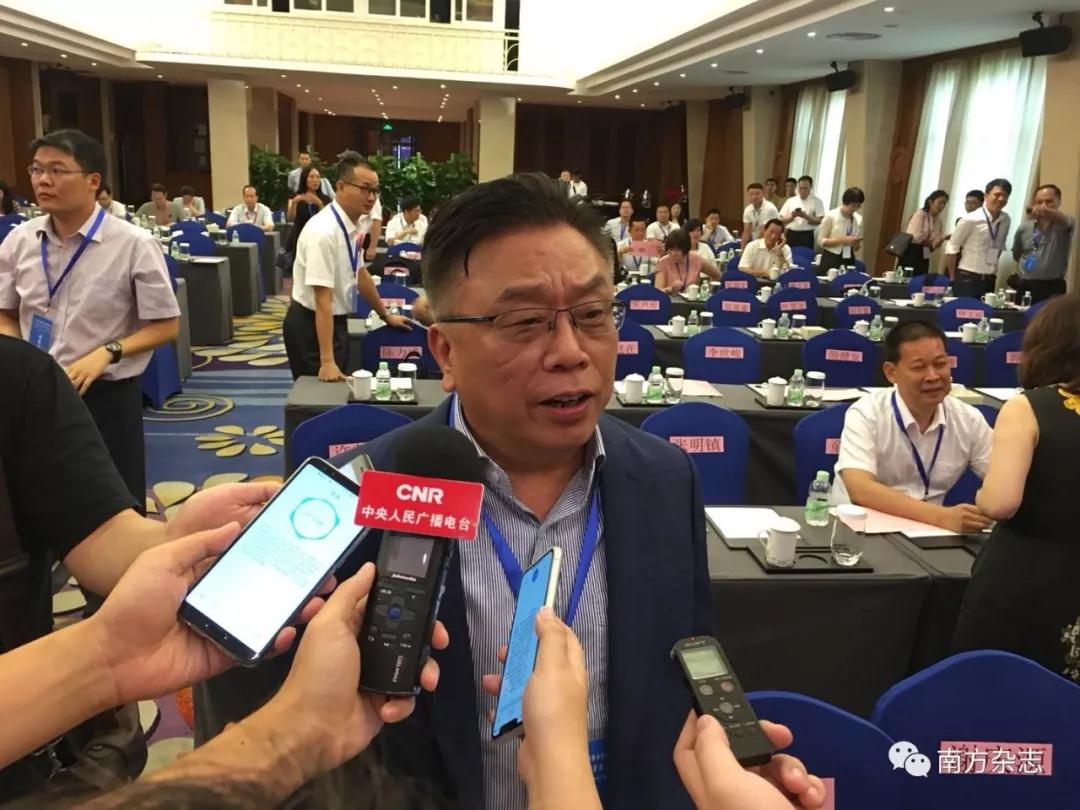 全国台湾同胞投资企业联谊会辅导会长郭山辉接受记者采访。摄影：杨洋