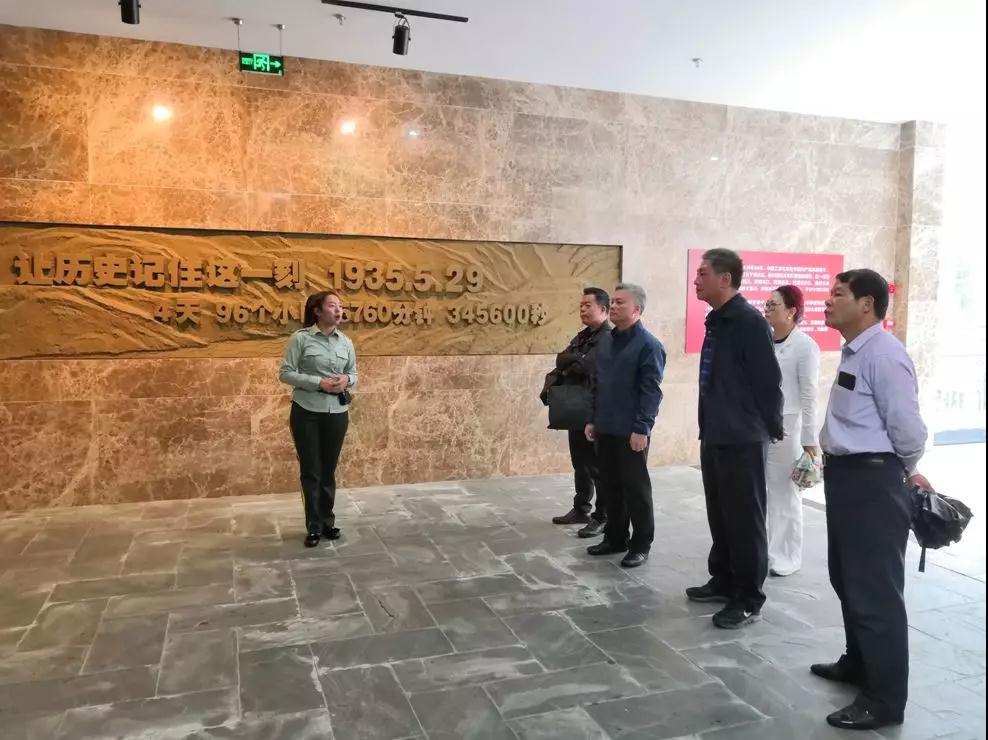 考察团参观红军飞夺泸定桥纪念馆