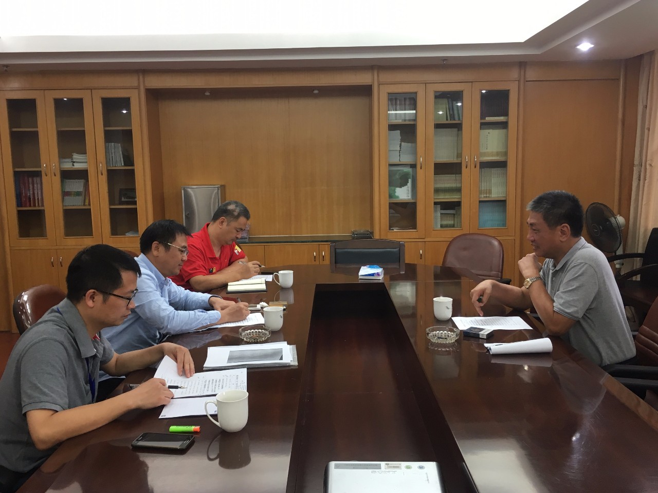 梁志强组织召开“清远农综改三亲史料”文章题目讨论会