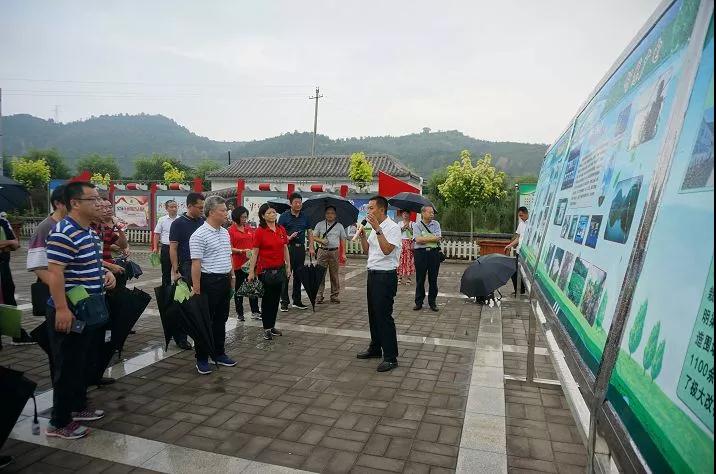 ▲考察组在延安市宝塔区河庄坪镇赵家岸村