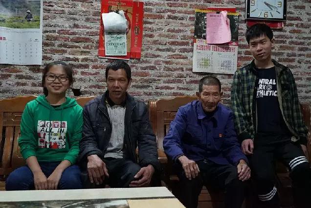△  陆伟霞和爸爸、爷爷、弟弟（央视记者沈忱拍摄）