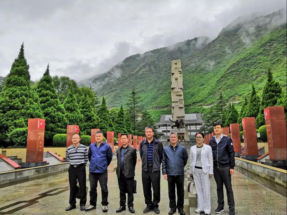 考察团瞻仰红军飞夺泸定桥纪念碑