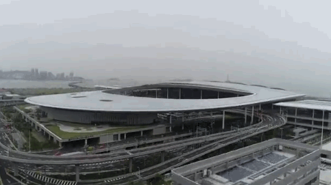 △ 开通仪式就是在珠海口岸的这座大楼里举行的。（央视记者刘帆拍摄）