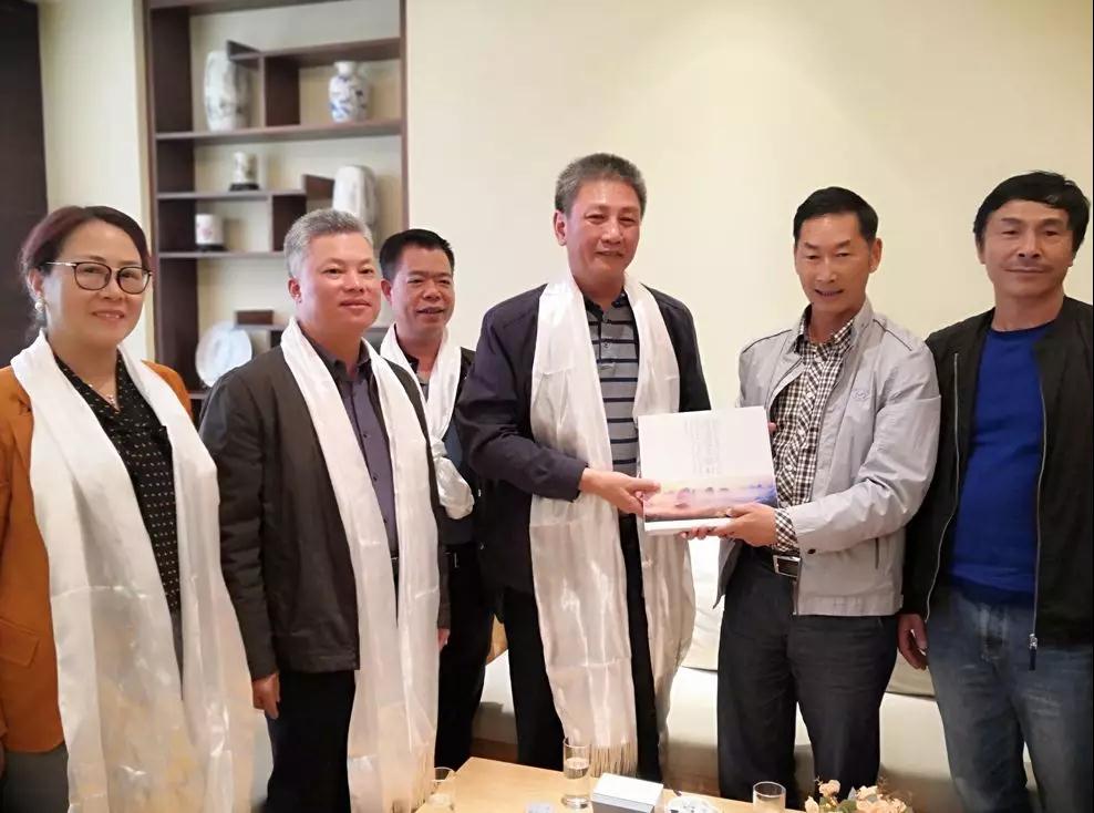 考察团向迪庆州政协赠送《清远最美乡村摄影大赛获奖入选作品集》