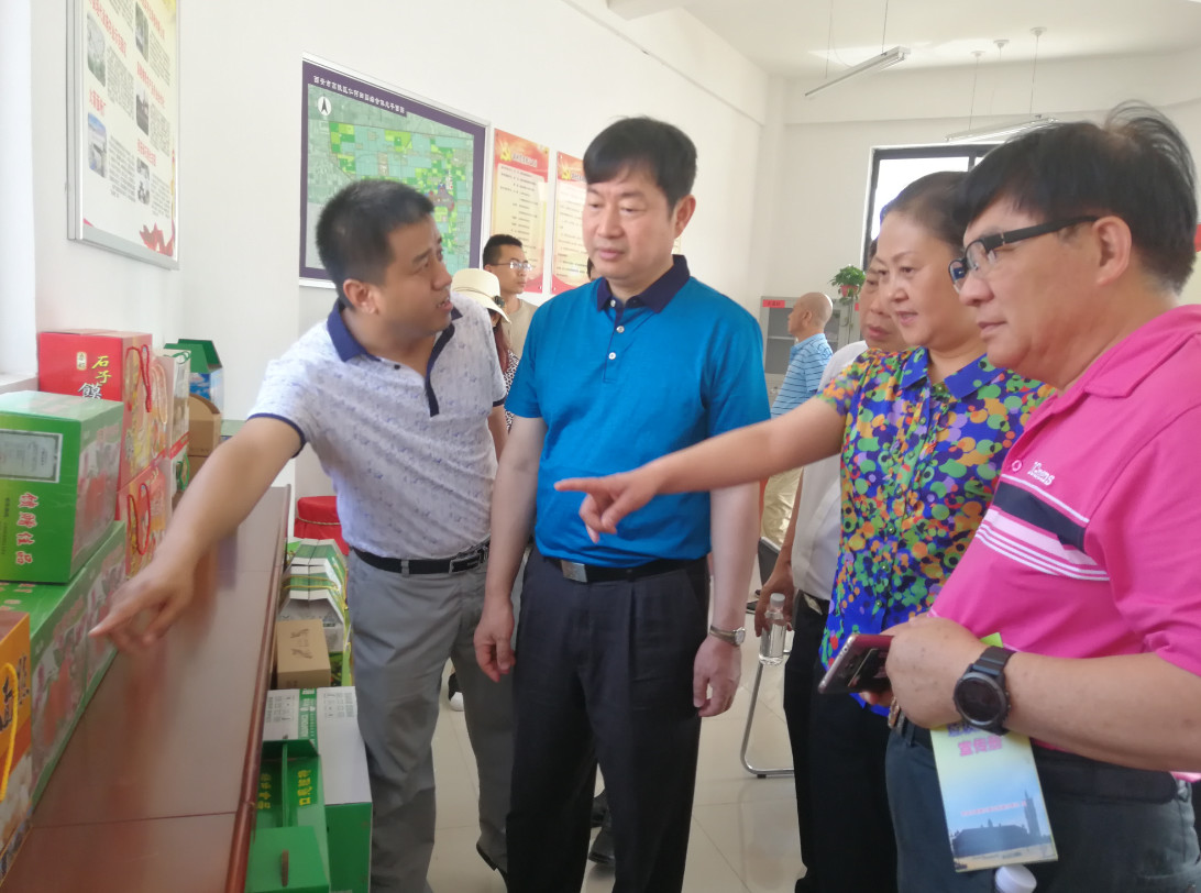 考察团一行参观中国大棚第一村——高陵区何村的农产品展示。