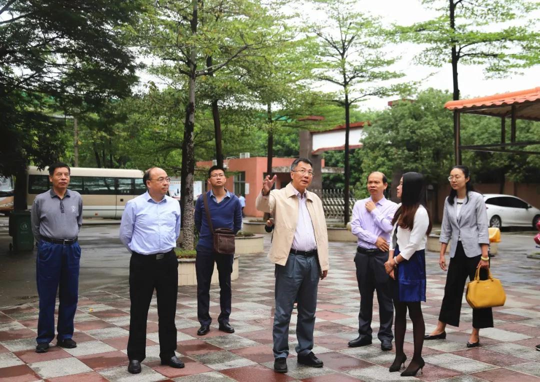 10月11日，市政协副主席钟鸿辉带队开展重点提案督办协商活动，到清新区星光老年公寓、禾云镇敬老院调研，并召开提案办理督办协商座谈会(1)