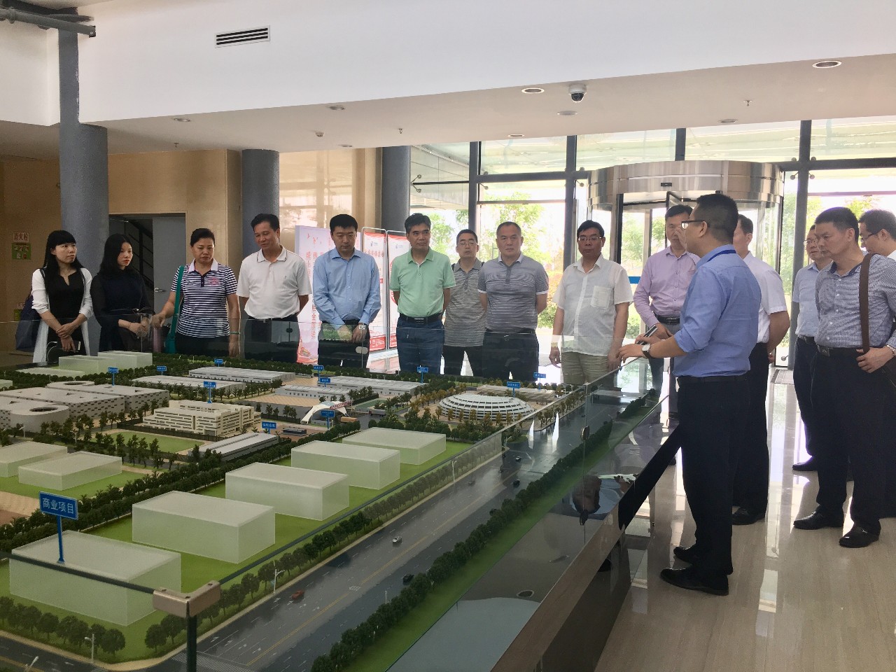 考察组在西咸新区空港新城商务中心调研