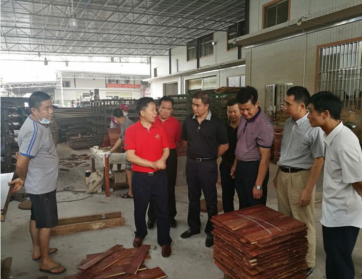 ▲廖家杰一行参观中山市顺泰轩家具制造有限公司