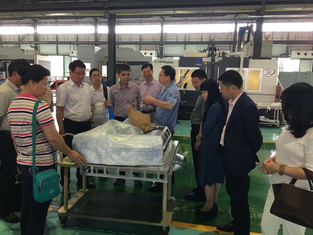 考察组在广元市长虹电子产业园调研