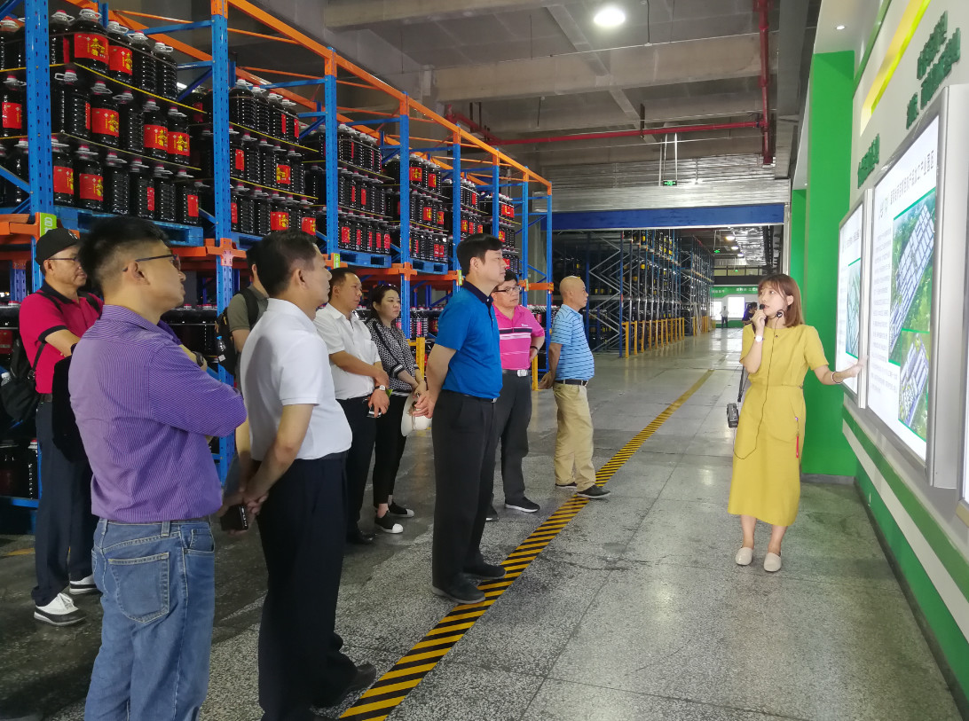 考察团一行参观西安国际港务区内企业——爱菊粮油工业集团有限公司。