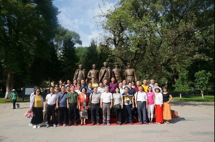 ▲考察组在枣园革命旧址