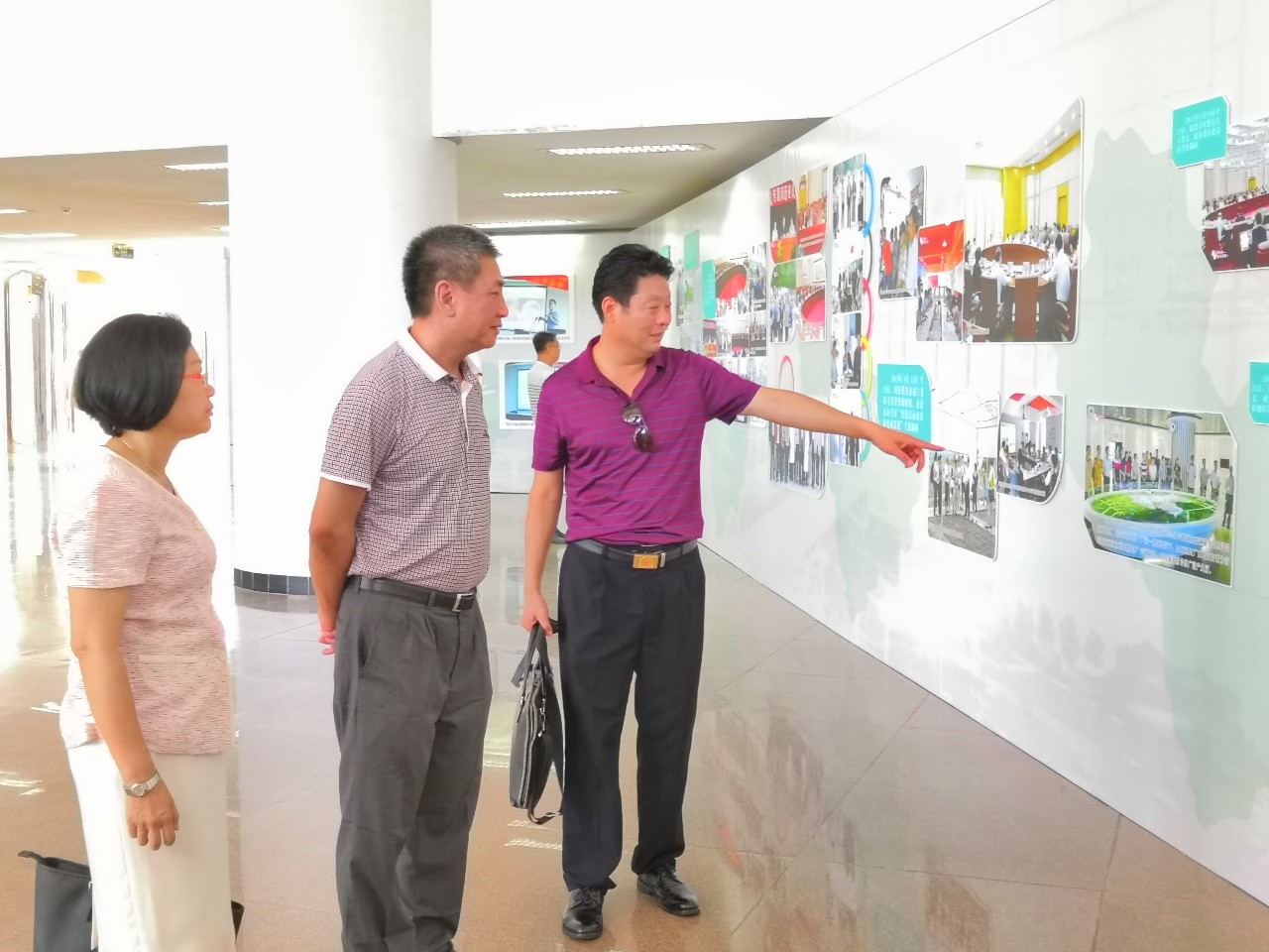 市政协主席梁志强参观民盟广东省委助力清远改革发展成果图片展 (2)